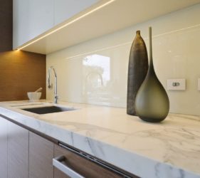 glass splashback with vases