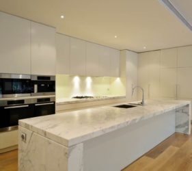 clear glass splashback with kitchen