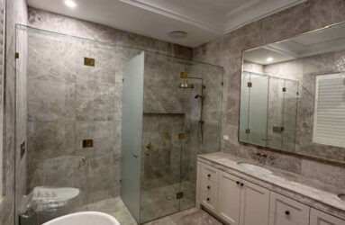 T-shape shower with frosted dividing panel - Frameless Impressions